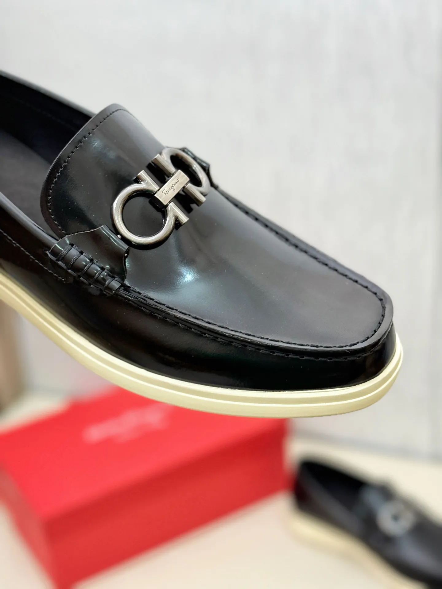 [Ferragamo] P: 580💰 Number of yards: 38~44 (45 orders are non-returnable) Ferragam's new men's driving shoes, the fabric is made of imported cowhide, with visible texture, heavy industrial stitching, dyed calfskin inside, standard logo cowhide feet, big-name experience, soft and comfortable on the feet, a men's favorite, special non-slip and wear-resistant rubber soles, easy to handle various occasions, with original box packaging!